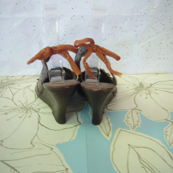 Kenzie Brown Perforated Leather Peep Toe - 8.5 EUC - Picture 6 of 8